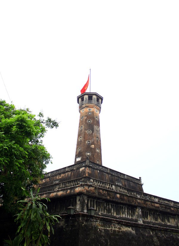 Nửa thế kỷ đã trôi qua, trên đỉnh Cột cờ Hà Nội là lá cờ đỏ sao vàng trên nền trời của Thủ đô Hà Nội ngàn năm văn hiến. Cột cờ Hà Nội mãi mãi là biểu tượng của đất nước Việt Nam độc lập, tự do.